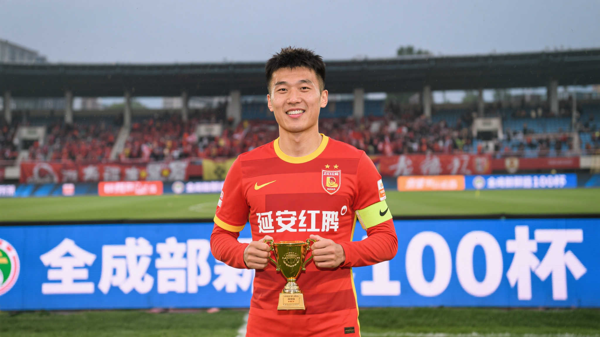 王鹏:能代表延边龙鼎出战100场是我的荣幸,用赢球来回报球迷 在足球这项充满激情与挑战的运动中,每一位职业选手都