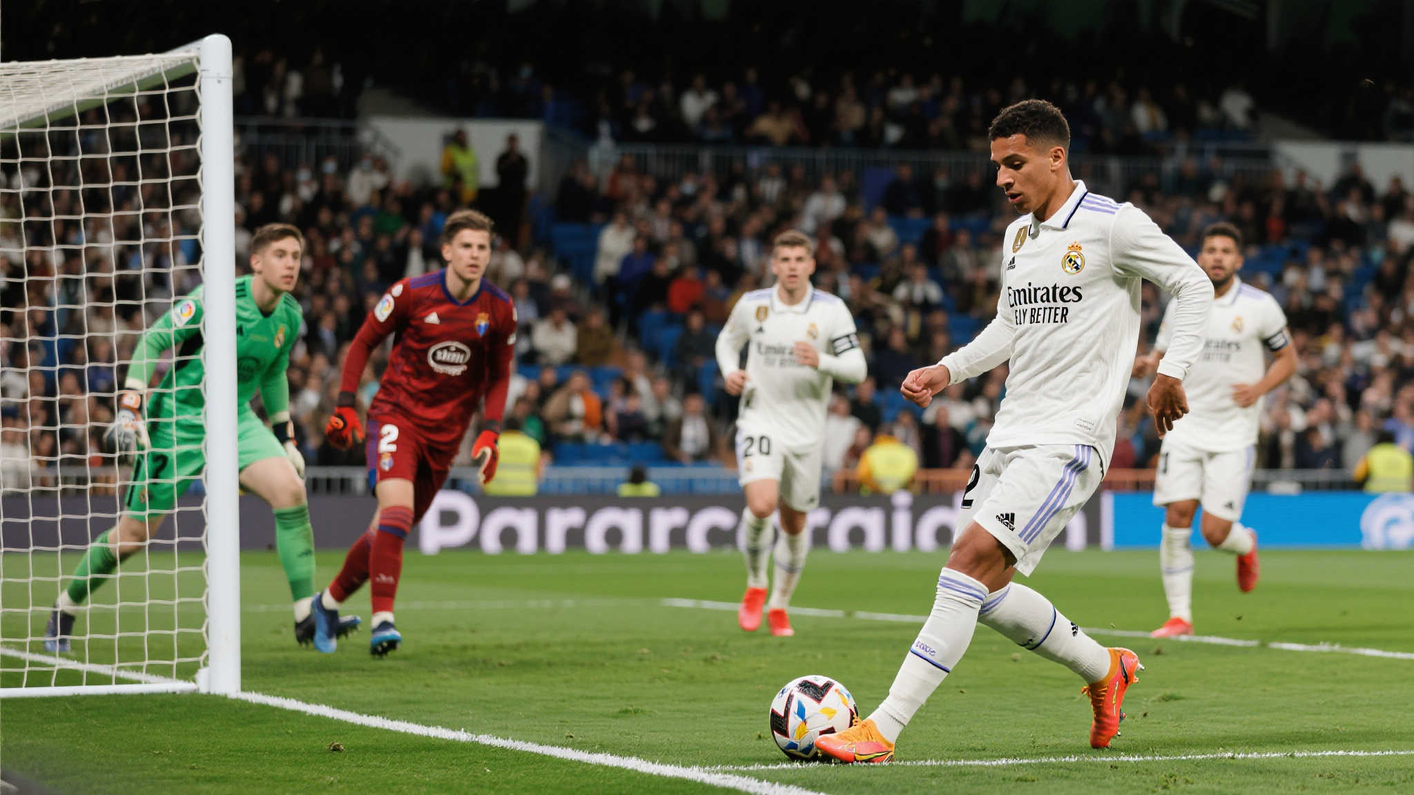 十人皇马半场2-0帕丘卡:贝林传射建功,阿森西奥染红,裤袜神勇救险 在一场令人惊叹的足球比赛中,皇家马德里以2-0战胜